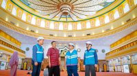 GM PLN NTB, Sudjarwo (dua dari kanan); didampingi Senior Manager Transmisi dan Distribusi PLN NTB, Moh. Eryan Saputra (paling kanan), dan Manager PLN UP3 Mataram, Mahadhir (paling kiri) bersama dengan Pengurus Islamic Center Hubbul Wathan NTB melakukan pengecekan kesiapan listrik di Ruang Utama Masjid. Islamic Center akan menjadi lokasi utama pelaksanaan Solat Idul Adha Tahun 1445H, Kamis (13/6/2024). Foto: ist GM PLN NTB, Sudjarwo (dua dari kanan); didampingi Senior Manager Transmisi dan Distribusi PLN NTB, Moh. Eryan Saputra (paling kanan), dan Manager PLN UP3 Mataram, Mahadhir (paling kiri) bersama dengan Pengurus Islamic Center Hubbul Wathan NTB melakukan pengecekan kesiapan listrik di Ruang Utama Masjid. Islamic Center akan menjadi lokasi utama pelaksanaan Solat Idul Adha Tahun 1445H, Kamis (13/6/2024). Foto: ist