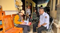 I Dewa Agung Gede Lidartawan saat monitoring proses coklit di rumah Bupati Bangli, Sang Nyoman Sedana Arta, di Desa Sulahan, Bangli. Foto: ist I Dewa Agung Gede Lidartawan saat monitoring proses coklit di rumah Bupati Bangli, Sang Nyoman Sedana Arta, di Desa Sulahan, Bangli. Foto: ist