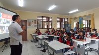 BADAN Narkotika Nasional (BNN) Kota Denpasar saat sosialisasi bahaya penyalahgunaan narkoba di SD Negeri 2 Penatih, Rabu (5/6/2024). Foto: tra BADAN Narkotika Nasional (BNN) Kota Denpasar saat sosialisasi bahaya penyalahgunaan narkoba di SD Negeri 2 Penatih, Rabu (5/6/2024). Foto: tra