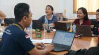 PETUGAS operator sekolah saat memverifikasi berkas pendaftaran online PPDB jenjang SMP Negeri Kota Denpasar tahun ajaran 2024/2025 untuk jalur prestasi. Foto: ist PETUGAS operator sekolah saat memverifikasi berkas pendaftaran online PPDB jenjang SMP Negeri Kota Denpasar tahun ajaran 2024/2025 untuk jalur prestasi. Foto: ist