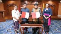 WALI Kota Jaya Negara bersama Anggota Ombudsman RI, Jemsly Hutabarat, melakukan penandatanganan kesepakatan dan rencana kerja antara Ombudsman RI dan Pemkot Denpasar, Kamis (13/6/2024) di Kantor Wali Kota Denpasar. Foto: ist WALI Kota Jaya Negara bersama Anggota Ombudsman RI, Jemsly Hutabarat, melakukan penandatanganan kesepakatan dan rencana kerja antara Ombudsman RI dan Pemkot Denpasar, Kamis (13/6/2024) di Kantor Wali Kota Denpasar. Foto: ist
