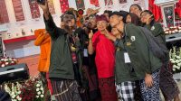 KETUA DPD PDIP Bali, Wayan Koster, meneriakkan yel-yel bersama salah satu regu peserta lomba cerdas cermat kegiatan Bulan Bung Karno 2024 di aula DPD PDIP Bali, Kamis (13/6/2024). Foto: hen KETUA DPD PDIP Bali, Wayan Koster, meneriakkan yel-yel bersama salah satu regu peserta lomba cerdas cermat kegiatan Bulan Bung Karno 2024 di aula DPD PDIP Bali, Kamis (13/6/2024). Foto: hen