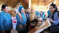 KETUA Umum TP PKK Pusat, Tri Tito Karnavian, berkunjung ke Kabupaten Klungkung dengan melihat lukisan wayang kamasan, Senin (10/6/2024). Foto: ist KETUA Umum TP PKK Pusat, Tri Tito Karnavian, berkunjung ke Kabupaten Klungkung dengan melihat lukisan wayang kamasan, Senin (10/6/2024). Foto: ist