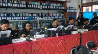 PETUGAS operator sekolah saat memverifikasi berkas pendaftar PPDB online SMP negeri di Kota Denpasar, Rabu (19/6/2024). Foto: ist PETUGAS operator sekolah saat memverifikasi berkas pendaftar PPDB online SMP negeri di Kota Denpasar, Rabu (19/6/2024). Foto: ist