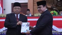 PENJABAT Gubernur NTB, Lalu Gita Ariadi (kiri), saat menerima laporan hasil pemeriksaan LKPD 2023 Pemprov NTB dari BPK RI anggaran 2023, yang diserahkan Auditor Utama Keuangan Negara VI BPK, Laode Nusriadi. Foto: ist PENJABAT Gubernur NTB, Lalu Gita Ariadi (kiri), saat menerima laporan hasil pemeriksaan LKPD 2023 Pemprov NTB dari BPK RI anggaran 2023, yang diserahkan Auditor Utama Keuangan Negara VI BPK, Laode Nusriadi. Foto: ist