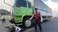 POLISI saat melakukan olah TKP lakalantas yang terjadi di jalur Denpasar-Gilimanuk Km 40.100, Banjar Dinas Dangin Pangkung, Desa Antosari, Kecamatan Selemadeg Barat, Selasa (18/6/2024). Foto: ist POLISI saat melakukan olah TKP lakalantas yang terjadi di jalur Denpasar-Gilimanuk Km 40.100, Banjar Dinas Dangin Pangkung, Desa Antosari, Kecamatan Selemadeg Barat, Selasa (18/6/2024). Foto: ist