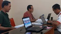 PELAKSANAAN PPDB tahun ajaran 2024/2025 untuk jenjang SMP negeri di Kota Denpasar sudah dimulai, Selasa (18/6/2024), diawali dengan jalur prestasi. Tampak petugas di Posko PPDB Disdikpora Kota Denpasar saat melayani masyarakat. Foto: tra PELAKSANAAN PPDB tahun ajaran 2024/2025 untuk jenjang SMP negeri di Kota Denpasar sudah dimulai, Selasa (18/6/2024), diawali dengan jalur prestasi. Tampak petugas di Posko PPDB Disdikpora Kota Denpasar saat melayani masyarakat. Foto: tra
