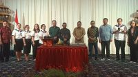 KETUA Yayasan Pelangi Dharma Negara, I Wayan Suaba; bersama Ida Bagus Rai Dharmawijaya Mantra, dan pengurus yayasan saat puncak perayaan HUT ke-14 Sekolah Pelangi Dharma Nusantara, Jumat (14/6/2024). Foto: tra KETUA Yayasan Pelangi Dharma Negara, I Wayan Suaba; bersama Ida Bagus Rai Dharmawijaya Mantra, dan pengurus yayasan saat puncak perayaan HUT ke-14 Sekolah Pelangi Dharma Nusantara, Jumat (14/6/2024). Foto: tra