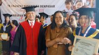 KEPALA Seksi Peserta Didik Bidang Pembinaan SMP Disdikpora Kota Denpasar, AA Alit Agung Ramawati; didampingi Kepala SMP Harapan Nusantara, I Putu Ariyasa, menyerahkan penghargaan kepada lulusan terbaik SMP Harapan Nusantara saat acara graduation ceremony, Senin (10/6/2024). Foto: tra KEPALA Seksi Peserta Didik Bidang Pembinaan SMP Disdikpora Kota Denpasar, AA Alit Agung Ramawati; didampingi Kepala SMP Harapan Nusantara, I Putu Ariyasa, menyerahkan penghargaan kepada lulusan terbaik SMP Harapan Nusantara saat acara graduation ceremony, Senin (10/6/2024). Foto: tra