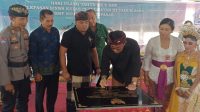 WALI Kota Denpasar, I Gusti Ngurah Jaya Negara, menandatangani prasasti pendirian SMPN 13 Denpasar saat peringatan HUT ke-5 SMPN 13 Denpasar, Sabtu (8/6/2024) di sekolah setempat. Foto: tra WALI Kota Denpasar, I Gusti Ngurah Jaya Negara, menandatangani prasasti pendirian SMPN 13 Denpasar saat peringatan HUT ke-5 SMPN 13 Denpasar, Sabtu (8/6/2024) di sekolah setempat. Foto: tra