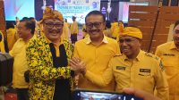SUGAWA Korry (kiri) bersalaman dengan Gde Sumarjaya Linggih dan fungsionaris DPP Partai Golkar dalam satu kesempatan di Denpasar, beberapa waktu lalu. Foto: hen SUGAWA Korry (kiri) bersalaman dengan Gde Sumarjaya Linggih dan fungsionaris DPP Partai Golkar dalam satu kesempatan di Denpasar, beberapa waktu lalu. Foto: hen