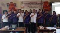 KADISDIKPORA Kota Denpasar, AA Gede Wiratama, foto bersama Kepala SMP PGRI 7 Denpasar, I Ketut Riasa, beserta guru saat membuka workshop penguatan kurikulum, Rabu (26/6/2024). Foto: tra KADISDIKPORA Kota Denpasar, AA Gede Wiratama, foto bersama Kepala SMP PGRI 7 Denpasar, I Ketut Riasa, beserta guru saat membuka workshop penguatan kurikulum, Rabu (26/6/2024). Foto: tra