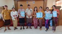 KADISDIKPORA Anak Agung Gede Wiratama; didampingi Ayu Agustini, foto bersama kepala SMP negeri usai menerima SK Wali Kota Denpasar. Foto: ist KADISDIKPORA Anak Agung Gede Wiratama; didampingi Ayu Agustini, foto bersama kepala SMP negeri usai menerima SK Wali Kota Denpasar. Foto: ist