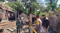 PERSONEL Polsek Kubu saat melakukan olah TKP rumah I Wayan Pilihan di Desa Tianyar Tengah, Kecamatan Kubu, Kabupaten Karangasem, yang dibakar oleh tetangganya, I Nyoman Simpen. Foto: ist PERSONEL Polsek Kubu saat melakukan olah TKP rumah I Wayan Pilihan di Desa Tianyar Tengah, Kecamatan Kubu, Kabupaten Karangasem, yang dibakar oleh tetangganya, I Nyoman Simpen. Foto: ist
