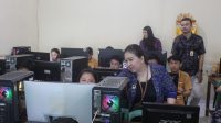 SUASANA pendampingan penggunaan aplikasi Canva di SMK Pariwisata Kertayasa Ubud oleh Dosen dan Mahasiswa Unmas. Foto: ist SUASANA pendampingan penggunaan aplikasi Canva di SMK Pariwisata Kertayasa Ubud oleh Dosen dan Mahasiswa Unmas. Foto: ist