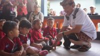 BUPATI Karangasem, I Gede Dana, secara resmi menandai dimulainya Gerakan Pekan Imunisasi Nasional (PIN) Polio 2024, dengan meneteskan vaksin polio ke anak di TK Negeri Pembina Karangasem, Selasa (23/7/2024). Foto: ist BUPATI Karangasem, I Gede Dana, secara resmi menandai dimulainya Gerakan Pekan Imunisasi Nasional (PIN) Polio 2024, dengan meneteskan vaksin polio ke anak di TK Negeri Pembina Karangasem, Selasa (23/7/2024). Foto: ist