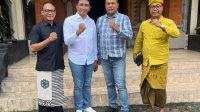 DAUH Wijana (dua kanan) bersama bakal calon Pilkada Gianyar yang berproses di Partai Golkar. Foto: hen DAUH Wijana (dua kanan) bersama bakal calon Pilkada Gianyar yang berproses di Partai Golkar. Foto: hen