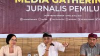 I Dewa Agung Gede Lidartawan (tengah) didampingi komisioner Luh Putu Wiyastini (kiri) dan AA Raka Nakula (kanan). Foto: ist I Dewa Agung Gede Lidartawan (tengah) didampingi komisioner Luh Putu Wiyastini (kiri) dan AA Raka Nakula (kanan). Foto: ist