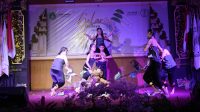 IMG-20240717-WA0025 MAHASISWA Fakultas Ilmu Komunikasi dan Bisnis (FikomBis) Universitas Dwijendra menampilkan sebuah tari kreasi berjudul "Sang Hyang Baruna Murthi", saat Gelar Budaya di Aula Sadu Gocarya, Yayasan Dwijendra Denpasar, Senin (15/7/2024) malam. Foto: ist