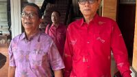KADE Darma Susila (kanan) bersama koleganya di DPRD Bali sebelum rapat paripurna, beberapa waktu lalu. Foto: hen KADE Darma Susila (kanan) bersama koleganya di DPRD Bali sebelum rapat paripurna, beberapa waktu lalu. Foto: hen