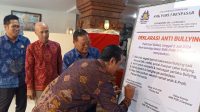 KADISDIKPORA Bali, KN Boy Jayawibawa; didampingi Nengah Madiadnyana, saat menandatangani deklarasi anti bullying usai membuka workshop review kurikulum di SMK PGRI 3 Denpasar, Selasa (2/7/2024). Foto: tra KADISDIKPORA Bali, KN Boy Jayawibawa; didampingi Nengah Madiadnyana, saat menandatangani deklarasi anti bullying usai membuka workshop review kurikulum di SMK PGRI 3 Denpasar, Selasa (2/7/2024). Foto: tra