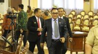 KETUA DPRD Bali, Nyoman Adi Wiryatama, berjalan menuju ruang sidang utama DPRD Bali diikuti Pj. Gubernur Sang Made Mahendra Jaya dan Wakil Ketua II DPRD Nyoman Suyasa. Foto: ist KETUA DPRD Bali, Nyoman Adi Wiryatama, berjalan menuju ruang sidang utama DPRD Bali diikuti Pj. Gubernur Sang Made Mahendra Jaya dan Wakil Ketua II DPRD Nyoman Suyasa. Foto: ist