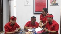 KOMANG Gede Sanjaya (tengah) membubuhkan tanda tangan di berita acara rapat pleno, Kamis (25/7/2024) yang membahas manuver Ketua PAC PDIP Kecamatan Kediri, Nyoman Mulyadi, yang mendaftar sebagai calon Bupati Tabanan di DPD Partai Golkar Bali. Foto: ist KOMANG Gede Sanjaya (tengah) membubuhkan tanda tangan di berita acara rapat pleno, Kamis (25/7/2024) yang membahas manuver Ketua PAC PDIP Kecamatan Kediri, Nyoman Mulyadi, yang mendaftar sebagai calon Bupati Tabanan di DPD Partai Golkar Bali. Foto: ist