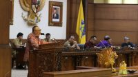 KUSUMA Putra (kiri) saat memaparkan rekomendasi DPRD Bali atas Raperda Pertanggungjawaban Pelaksanaan APBD 2023, Senin (29/7/2024). Foto: ist KUSUMA Putra (kiri) saat memaparkan rekomendasi DPRD Bali atas Raperda Pertanggungjawaban Pelaksanaan APBD 2023, Senin (29/7/2024). Foto: ist