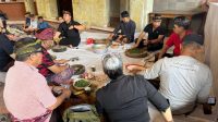 ADI Wiryatama (tiga kanan) bersama anggota DPRD Bali lainnya saat mebat bareng di wantilan DPRD Bali, yang juga sebagai perpisahan bagi anggota dengan masa jabatan 2019-2024. Foto: hen ADI Wiryatama (tiga kanan) bersama anggota DPRD Bali lainnya saat mebat bareng di wantilan DPRD Bali, yang juga sebagai perpisahan bagi anggota dengan masa jabatan 2019-2024. Foto: hen