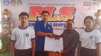 KEPALA SMK PGRI 3 Denpasar, I Nengah Madiadnyana, menerima siswa baru dari Ketua Komite, I Ketut Sukra Negara, saat pembukaan PLS, Senin (15/7/2024). Foto: tra KEPALA SMK PGRI 3 Denpasar, I Nengah Madiadnyana, menerima siswa baru dari Ketua Komite, I Ketut Sukra Negara, saat pembukaan PLS, Senin (15/7/2024). Foto: tra