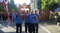 KASEK Ni Ketut Nuka; bersama Ketua Komite I Wayan Darya Kusuma, saat membuka MPLS SMK PGRI 5 Denpasar ditandai dengan pelepasan balon, Senin (15/7/2024). Foto: tra KASEK Ni Ketut Nuka; bersama Ketua Komite I Wayan Darya Kusuma, saat membuka MPLS SMK PGRI 5 Denpasar ditandai dengan pelepasan balon, Senin (15/7/2024). Foto: tra