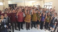 KADISDIKPORA Kota Denpasar, A.A. Gede Wiratama, saat hadir di acara MPLS SMP PGRI 9 Denpasar, Selasa (16/7/2024). Foto: tra KADISDIKPORA Kota Denpasar, A.A. Gede Wiratama, saat hadir di acara MPLS SMP PGRI 9 Denpasar, Selasa (16/7/2024). Foto: tra
