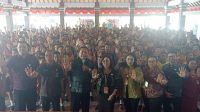 KEPALA SMPN 10 Denpasar, I Wayan Sumiara, foto bersama Satgas PPKSP Kota Denpasar dan siswa baru saat monev MPLS, Selasa (16/7/2024). Foto: tra KEPALA SMPN 10 Denpasar, I Wayan Sumiara, foto bersama Satgas PPKSP Kota Denpasar dan siswa baru saat monev MPLS, Selasa (16/7/2024). Foto: tra