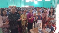 KASEK Gusti Agung Ayu Made Seniwati, foto bersama Satgas PPKSP Kota Denpasar dan salah seorang siswa baru SMPN 2 Denpasar yang penyandang difabel, I Ketut Shillin Fredella Nararia (duduk di kursi), saat monev MPLS di SMPN 2 Denpasar, Kamis (18/7/2024). Foto: tra KASEK Gusti Agung Ayu Made Seniwati, foto bersama Satgas PPKSP Kota Denpasar dan salah seorang siswa baru SMPN 2 Denpasar yang penyandang difabel, I Ketut Shillin Fredella Nararia (duduk di kursi), saat monev MPLS di SMPN 2 Denpasar, Kamis (18/7/2024). Foto: tra