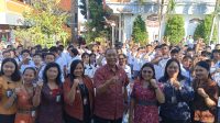KADISDIKPORA Kota Denpasar, AA Gede Wiratama, saat hadir di acara MPLS SMP PGRI 3 Denpasar, Selasa (16/7/2024). Foto: tra KADISDIKPORA Kota Denpasar, AA Gede Wiratama, saat hadir di acara MPLS SMP PGRI 3 Denpasar, Selasa (16/7/2024). Foto: tra