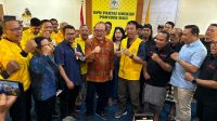 NYOMAN Mulyadi (berompi kuning) bersama Sugawa Korry dan fungsionaris DPD Partai Golkar Bali serta relawan Semut Tabanan memekikkan “Mulyadi Bupati Tabanan” usai resmi menjadi kader Golkar. Foto: hen NYOMAN Mulyadi (berompi kuning) bersama Sugawa Korry dan fungsionaris DPD Partai Golkar Bali serta relawan Semut Tabanan memekikkan “Mulyadi Bupati Tabanan” usai resmi menjadi kader Golkar. Foto: hen