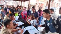 PULUHAN orang tua siswa geruduk kantor Disdikpora Kota Denpasar pada Senin (8/7/2024). Mereka mengadu ke Posko PPDB karena anak mereka mendapatkan sekolah dasar (SD) negeri yang jauh dari tempat tinggalnya. Foto: tra PULUHAN orang tua siswa geruduk kantor Disdikpora Kota Denpasar pada Senin (8/7/2024). Mereka mengadu ke Posko PPDB karena anak mereka mendapatkan sekolah dasar (SD) negeri yang jauh dari tempat tinggalnya. Foto: tra
