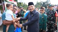 PENJABAT Bupati Jendrika memberi sembako ke masyarakat Desa Tihingan, Banjarangkan. Foto: ist PENJABAT Bupati Jendrika memberi sembako ke masyarakat Desa Tihingan, Banjarangkan. Foto: ist