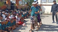 SISWA SD Negeri 2 Penatih bergembira memainkan permainan tradisional, Kamis (25/7/2024). Foto: tra SISWA SD Negeri 2 Penatih bergembira memainkan permainan tradisional, Kamis (25/7/2024). Foto: tra