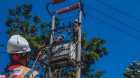 PETUGAS PLN secara rutin melakukan pemeliharaan infrastruktur untuk menjaga keandalan pasokan listrik bagi masyarakat. Foto: ist PETUGAS PLN secara rutin melakukan pemeliharaan infrastruktur untuk menjaga keandalan pasokan listrik bagi masyarakat. Foto: ist