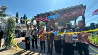 GM PLN UIW NTB yang diwakili oleh Senior Manager Pembangkitan PLN NTB, Sigit Harjono; Kepala Dinas ESDM Provinsi NTB, H. Sahdan; Senior Manager Niaga dan Manajemen Pelanggan PLN NTB, Damayanti Wahyuningrum; dan Kepala SMKN1 Pringgabaya saat meresmikan SPKLU ke-19 di SMKN 1 Pringgabaya, Kabupaten Lotim. Foto: ist GM PLN UIW NTB yang diwakili oleh Senior Manager Pembangkitan PLN NTB, Sigit Harjono; Kepala Dinas ESDM Provinsi NTB, H. Sahdan; Senior Manager Niaga dan Manajemen Pelanggan PLN NTB, Damayanti Wahyuningrum; dan Kepala SMKN1 Pringgabaya saat meresmikan SPKLU ke-19 di SMKN 1 Pringgabaya, Kabupaten Lotim. Foto: ist