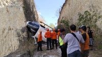 PARA petugas Basarnas saat mendatangi helikopter milik Bali Heli Tour PK-WSP yang terjatuh di kawasan Pantai Suluban, Pecatu, Kuta Selatan, Jumat (19/7/2024) sore. Foto: ist PARA petugas Basarnas saat mendatangi helikopter milik Bali Heli Tour PK-WSP yang terjatuh di kawasan Pantai Suluban, Pecatu, Kuta Selatan, Jumat (19/7/2024) sore. Foto: ist