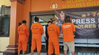 PELAKU narkoba saat dihadirkan pada pres rilis di Mapolres Buleleng, Senin (29/7/2024). Foto: edy PELAKU narkoba saat dihadirkan pada pres rilis di Mapolres Buleleng, Senin (29/7/2024). Foto: edy