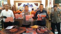 KAPOLRES Tabanan, AKBP Chandra Citra Kesuma, saat merilis kasus narkoba, berikut para tersangka dan sejumlah barang bukti yang ada, di Lobi Polres Tabanan, Senin (29/7/2024). Foto: ist KAPOLRES Tabanan, AKBP Chandra Citra Kesuma, saat merilis kasus narkoba, berikut para tersangka dan sejumlah barang bukti yang ada, di Lobi Polres Tabanan, Senin (29/7/2024). Foto: ist
