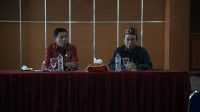 SEKDA Kabupaten Manggarai, Fansi Jahang dan Peneliti Alpha Research Database Ferdy Hasiman saat bertemu dengan masyarakat dan 13 tetua adat Poco Leok di Aula Ranaka Kantor Bupati Manggarai akhir pekan lalu. Foto: ist SEKDA Kabupaten Manggarai, Fansi Jahang dan Peneliti Alpha Research Database Ferdy Hasiman saat bertemu dengan masyarakat dan 13 tetua adat Poco Leok di Aula Ranaka Kantor Bupati Manggarai akhir pekan lalu. Foto: ist