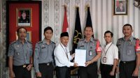 SERTIFIKAT halal untuk Dapur Lapas Kelas IIB Tabanan telah diterbitkan, yang secara simbolis diserahkan oleh Kepala Kantor Kementerian Agama Kabupaten Tabanan yang diwakili Kasi Bimas Islam, Prawoto Wiryodimejo, kepada Kalapas Tabanan Muhamad Kameily, Selasa (9/7/2024). Foto: ist SERTIFIKAT halal untuk Dapur Lapas Kelas IIB Tabanan telah diterbitkan, yang secara simbolis diserahkan oleh Kepala Kantor Kementerian Agama Kabupaten Tabanan yang diwakili Kasi Bimas Islam, Prawoto Wiryodimejo, kepada Kalapas Tabanan Muhamad Kameily, Selasa (9/7/2024). Foto: ist