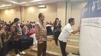 KABID Pembinaan SD Disdikpora Kota Denpasar, I Nyoman Suriawan; bersama Kepala BPMP Bali, I Made Alit Dwitama, menandatangani komitmen bersama meningkatkan mutu pendidikan untuk Kota Denpasar saat acara Kolaborasi Penguatan Forum Pemangku Kepentingan Sekolah Penggerak Kota Denpasar, Rabu (24/7/2024). Foto: tra KABID Pembinaan SD Disdikpora Kota Denpasar, I Nyoman Suriawan; bersama Kepala BPMP Bali, I Made Alit Dwitama, menandatangani komitmen bersama meningkatkan mutu pendidikan untuk Kota Denpasar saat acara Kolaborasi Penguatan Forum Pemangku Kepentingan Sekolah Penggerak Kota Denpasar, Rabu (24/7/2024). Foto: tra
