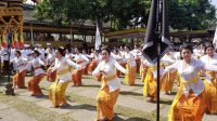 TARI Rejang saat Pemkab Gianyar ngaturang penganyar karya Panca Wali Krama Pura Mandhara Giri Semeru Agung. Foto: adi TARI Rejang saat Pemkab Gianyar ngaturang penganyar karya Panca Wali Krama Pura Mandhara Giri Semeru Agung. Foto: adi