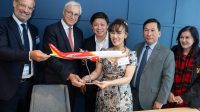 VIETJET dan Airbus secara resmi menandatangani kontrak pembelian 20 pesawat A330neo (A330-900), senilai Rp120 triliun, di Farnborough International Airshow 2024 di London. Foto: ist VIETJET dan Airbus secara resmi menandatangani kontrak pembelian 20 pesawat A330neo (A330-900), senilai Rp120 triliun, di Farnborough International Airshow 2024 di London. Foto: ist