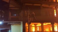 SEBUAH bangunan vila dan restoran di wilayah Pelabuhan Padangbai, Kecamatan Manggis, Kabupaten Karangasem terbakar pada Minggu (21/7/2024) malam lalu. Belum diketahui penyebab pasti musibah itu, karena masih dilakukan penyelidikan lebih lanjut oleh kepolisian. Foto: ist SEBUAH bangunan vila dan restoran di wilayah Pelabuhan Padangbai, Kecamatan Manggis, Kabupaten Karangasem terbakar pada Minggu (21/7/2024) malam lalu. Belum diketahui penyebab pasti musibah itu, karena masih dilakukan penyelidikan lebih lanjut oleh kepolisian. Foto: ist